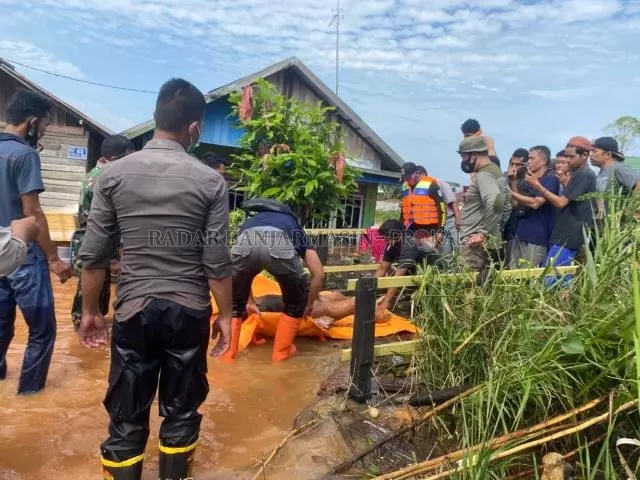 KORBAN BANJIR: Seorang lelaki ditemukan mengapung di pinggir Sungai Martapura Desa Melayu Ilir, Martapura Timur. Banjir Kalimantan Selatan telah memakan korban 16 orang. | FOTO: MUHAMMAD AMIN/RADAR BANJARMASIN