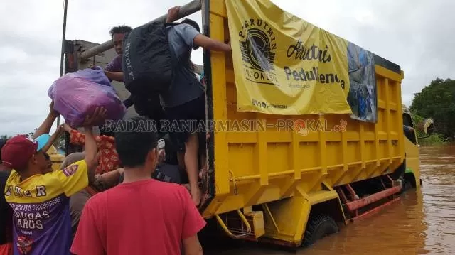 KEPEDULIAN: Arutmin memberikan bantuan kepada sejumlah warga yang terdampak banjir di Kota Banjarbaru, Kabupaten Tanah Laut dan Kabupaten Banjar. | FOTO: ARUTMIN FOR RADAR BANJARMASIN.
