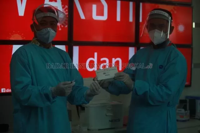 AMAN DAN HALAL: Inilah vaksin Sinovac yang disuntikkan ke dalam tubuh Wali Kota Banjarmasin Ibnu Sina dan wakilnya Hermansyah. | FOTO: WAHYU RAMADHAN/RADAR BANJARMASIN