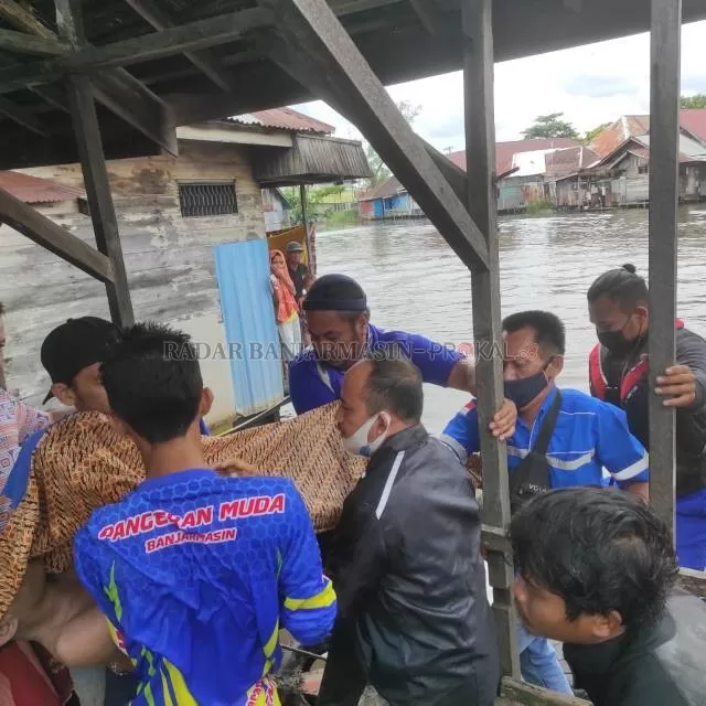 INNALILLAH: Evakuasi pemuda yang tenggelam di Sungai Kuin, kemarin (18/1) pagi. | FOTO: POLAIR BANJARMASIN FOR RADAR BANJARMASIN