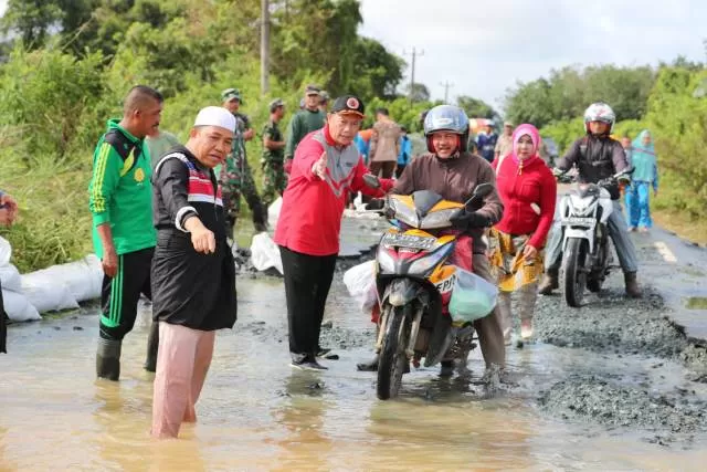 MENINJAU BANJIR: Bupati Tanah Bumbu Sudian Noor meninjau banjir tahun lalu di daerah ini
