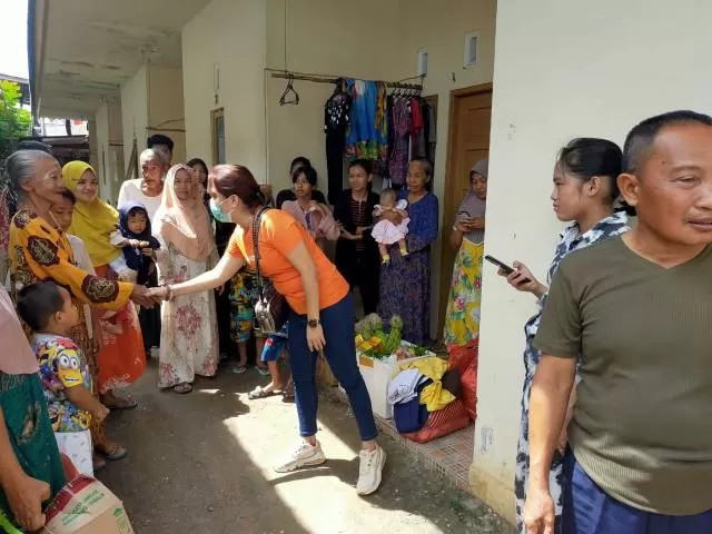 DI POSKO: Anggota DPRD Banjarbaru, Emi Lasari meminta Pemprov turut memerhatikan pengungsi kiriman dari daerah luar Banjarbaru.