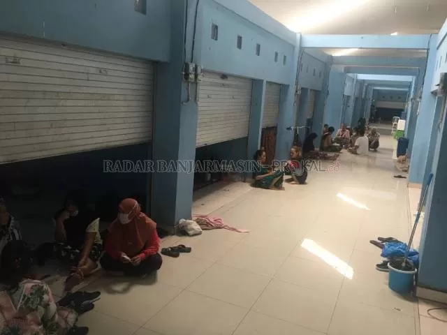 BERBAGI RUANG: Pengungsi menghuni lapak-lapak di terminal Km 6 Banjarmasin. | FOTO: M OSCAR FRABY/RADAR BANJARMASIN
