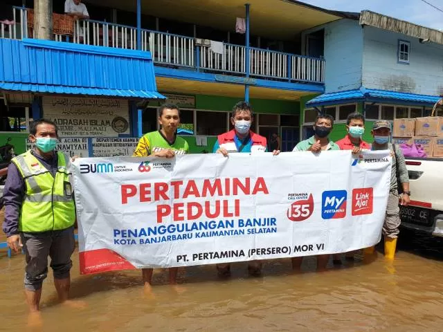 PEDULI: PT Pertamina (Persero) DPPU Syamsudin Noor menyerahkan bantuan kepada korban banjir di Desa Mali-Mali Kecamatan Karang Intan  Kabupaten Banjar