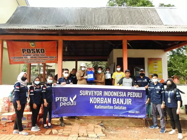 BANTUAN: PT Surveyor Indonesia (Persero) melalui kegiatan PTSI Peduli turut berperan dalam aksi gerak cepat BUMN untuk penanganan bencana banjir bandang yang melanda wilayah Kalimantan Selatan. | FOTO: PT SI FOR RADAR BANJARMASIN