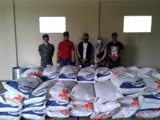 BANTUAN PROVINSI: Tiga ton beras dari Dinas Ketahanan Pangan Provinsi Kalsel tiba di Gudang Ketahanan Pangan Tala, Minggu (18/1). | Foto: DKPP Tala For Radar Banjarmasin