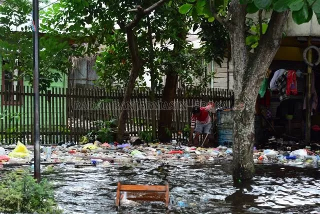 MENGAPUNG: Sampah mengapung di kawasan Jalan Veteran. Dinas Lingkungan Hidup mengantisipasi kemunculan sampah dadakan. | FOTO: WAHYU RAMADHAN/RADAR BANJARMASIN