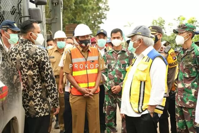 PRIORITAS: Menteri PUPR Republik Indonesia Mochamad Basoeki Hadimoeljono mendapat penjelasan langsung dari Bupati Tala HM Sukamta terkait kondisi Jembatan Tabanio 1, pada Senin (18/1/2021).