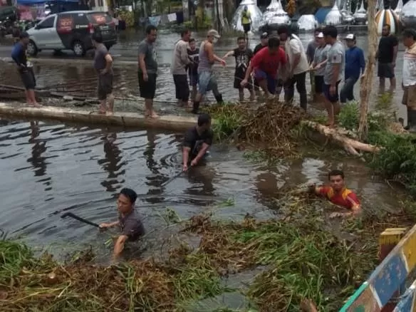 NORMALISASI SUNGAI : Warga Kompleks Persada Raya 4 gotong royong membersihkan gulma dan sampah di bantaran sungai Handil Bakti.