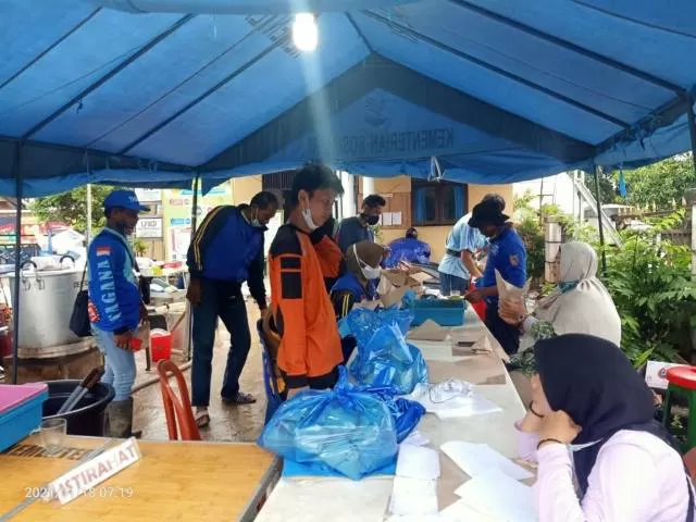KIRIM RELAWAN: Pemkab Tanah Bumbu mengirim relawan ke Bati-Bati, mendirikan dapur umum untuk membantu warga yang terdampak banjir di sana