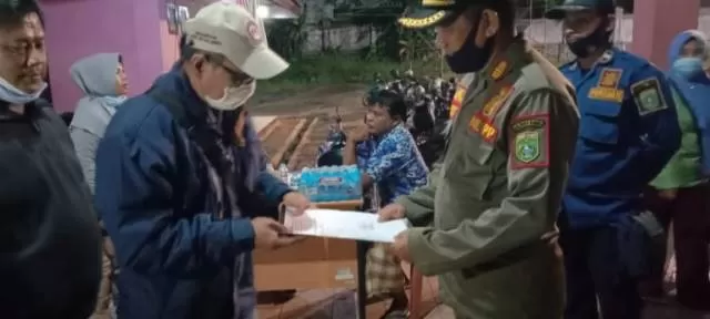 SERAHKAN BANTUAN: Pemkab Tanah Bumbu menyerahkan bantuan banjir ke posko induk bencana di Kabupaten Tanah Laut