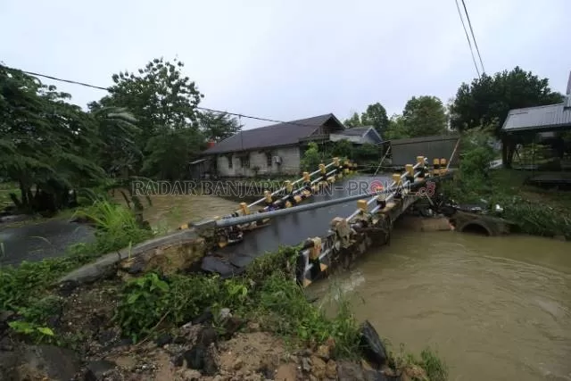 BAKAL DIATASI: Dinas PUPR Banjarbaru memastikan akan membangun jembatan darurat di Jembatan Al Manar Loktabat Utara Banjarbaru yang kondisinya terputus dihantam banjir. | Foto: Muhammad Rifani/Radar Banjarmasin