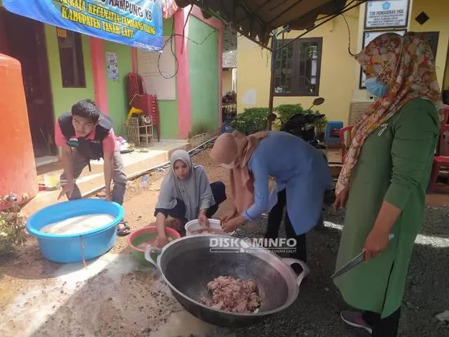 PERLU TAMBAHAN: Tenaga relawan di Posko Gunung Raja sudah sebelas hari menyediakan nasi bungkus untuk korban banjir.