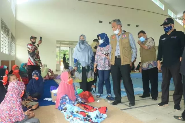 TERUS BERTAMBAH: Jajaran pejabat Pemko Banjarbaru ketika menyambangi pengungsi di posko pengungsian. Kini jumlah pengungsi dari luar daerah terus bertambah. | Foto: Pemko Banjarbaru for Radar Banjarmasin