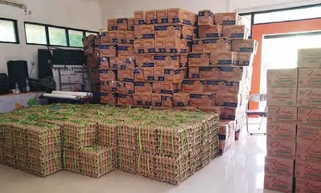MENUMPUK: Telur dan air mineral yang menumpuk di gudang BPBD Kabupaten Banjar. Para relawan mempertanyakan penyaluran bantuan sembako yang sangat lamban. | Foto: Istimewa
