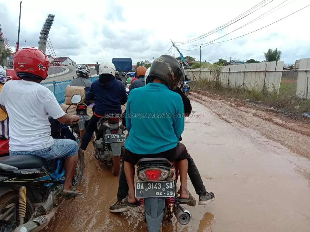 JADI BUBUR: Jalan masuk menuju Desa Berangas Timur semakin rusak akibat guyuran hujan ditambah beban berat truk yang mengantri masuk kapal ferry LCT.  | Foto: Fauzan Ridhani/Radar Banjarmasin