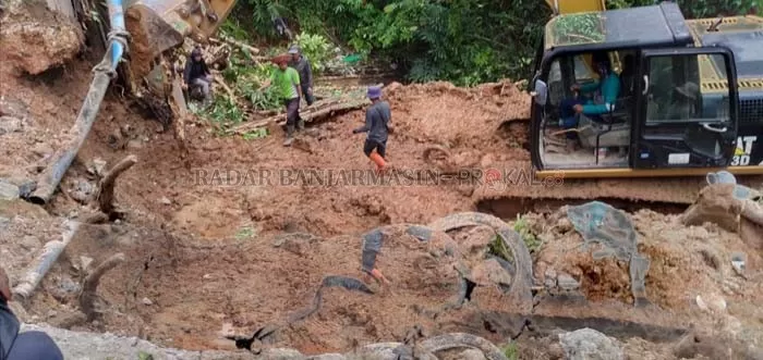 BANYAK RUSAK: Penanganan salah satu jalan longsor di Jalan Trikora, Kelurahan Guntung Manggis yang dilakukan Dinas PUPR Kalsel beberapa waktu lalu.