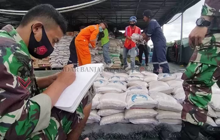 CATAT: Bantuan kemanusiaan yang dikirim Kasad Jenderal TNI Andika Perkasa tiba di Pelabuhan Trisakti, kemarin pagi.|  Foto: Maulana / Radar Banjarmasin