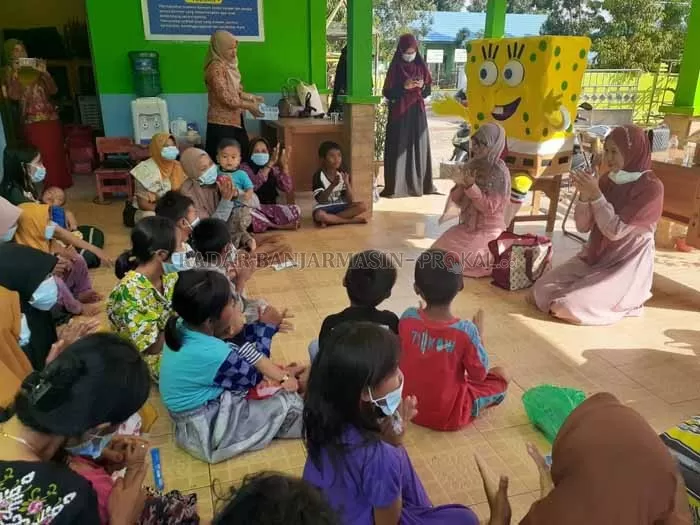 MENDONGENG: Dinas Perpustakaan dan Kearsipan (Dispusip) Tanah Laut, Rumah Dongeng dan Literasi Anak Banua Tanah Laut, bersama anak-anak korban banjir di Kecamatan Bati-Bati. | Foto: Dispusip for Radar Banjarmasin