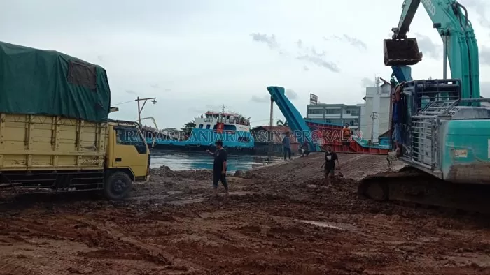 DIBUKA LAGI:  Jalur pelabuhan kapal Ferry LCT di Berangas Timur kembali di buka siang (23/1) tadi | Foto: Fauzan Ridhani/Radar Banjarmasin