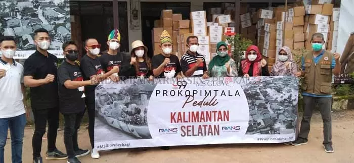 BANTUAN: Bupati Tala HM Sukamta menerima bantuan yang tiba dari Kejari - IAD Kotabaru dan bantuan PT J99 Corp - RANS entertainment dari Jakarta.