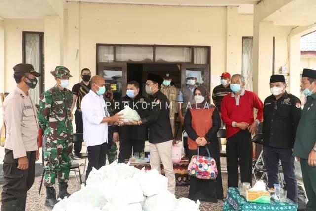 PENERIMAAN: Sekda H Dahnial Kifli saat menerima bantuan paket sembako untuk warga terdampak banjir di Kecamatan Bumi Makmur, Sabtu (23/1/2021).
