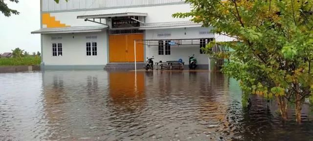 TUTUP DULU: Gedung Kompetem yang merupakan pusat latihan tenis meja Kota Banjarmasin terendam cukup dalam.