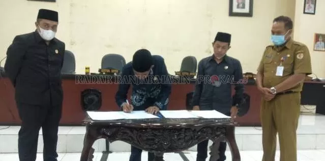 TANDA TANGAN: Unsur pimpinan DPRD HST saat menandatangani surat penetapan bupati dan wakil bupati HST terpilih 2020, Selasa (26/1). | Foto: JAMALUDDIN/RADAR BANJARMASIN