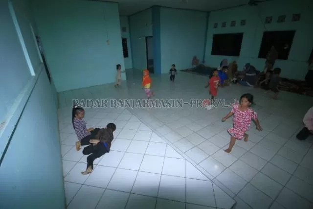 TETAP CERIA: Anak-anak pengungsi dari daerah-daerah sekitar Kota Banjarbaru, tetap ceria meski harus bertahan di pengungsian, karena rumah mereka terendam banjir. | Foto: Muhammad Rifani/Radar Banjarmasin