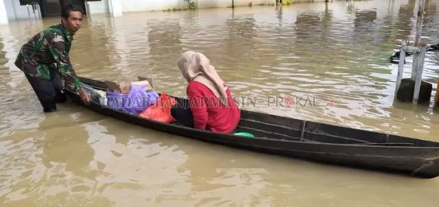 PULANG: Para pengungsi di Kabupaten Banjar mulai meninggalkan pos pengungsian meski banjir belum juga surut. | FOTO: MUHAMMAD AMIN/RADAR BANJARMASIN