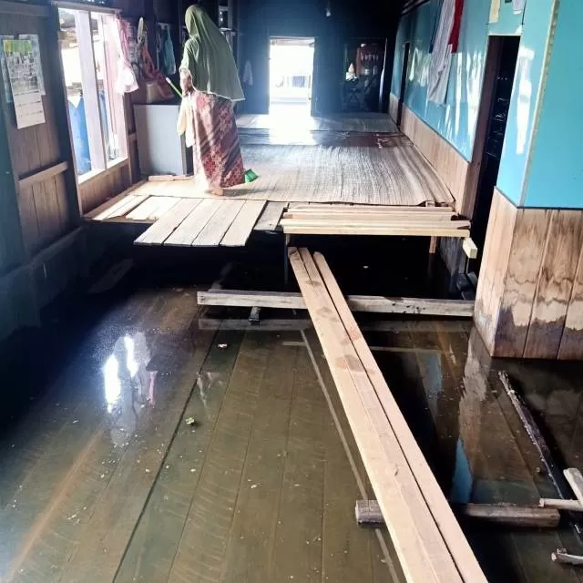 TERGENANG: Rumah warga di Kecamatan Daha Selatan yang tergenang air akibat meluapnya Sungai Nagara. | Foto: Amat Daha Selatan Nafarin. For Radar Banjarmasin