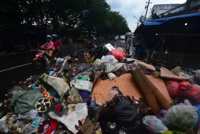DIADANG SAMPAH: Hingga kemarin (27/1) siang, sampah masih memenuhi badan Jalan Veteran di Banjarmasin Timur. | FOTO: WAHYU RAMADHAN/RADAR BANJARMASIN