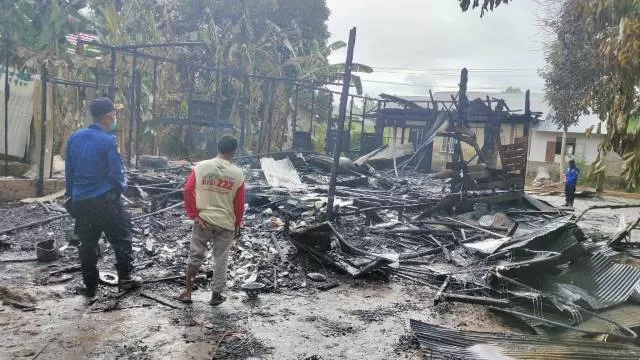 HANGUS: Rumah Saniah di Desa Bamban Utara, Kecamatan Angkinang hangus terbakar. | Foto: Satpol PP dan Pemadam Kebakaran HSS For Radar Banjarmasin.