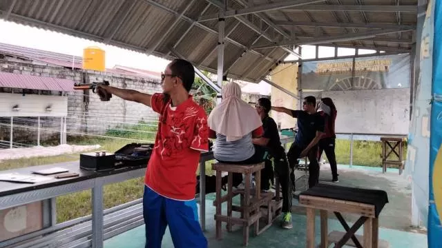 BERAKSI: Ketua Umum NPC Kalsel HA Firdaus (baju merah) membidik target menembak di arena latihan parashooting NPC Kalsel di Banjarbaru, Kamis (28/1).