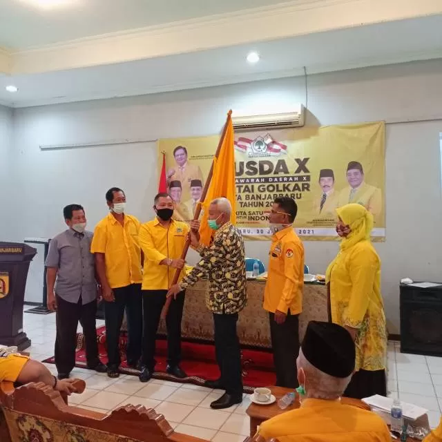MULUS: Gusti Rizky Sukma Iskandar Putera (kiri) menerima bendera partai, menandai beralihnya kepemimpinan DPD Partai Golkar Banjarbaru pada Musda, Sabtu (30/1). | FOTO: ISTIMEWA