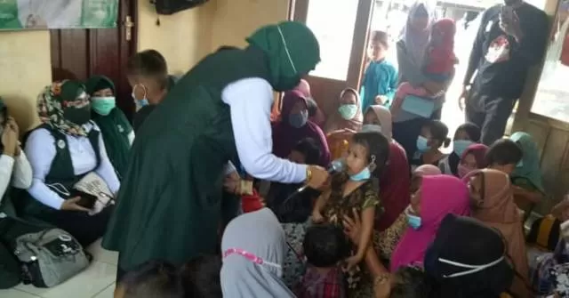 HILANGKAN TRAUMA: Anak-anak korban banjir di Kabupaten Banjar diajak bernyanyi dan mendengar dongeng.