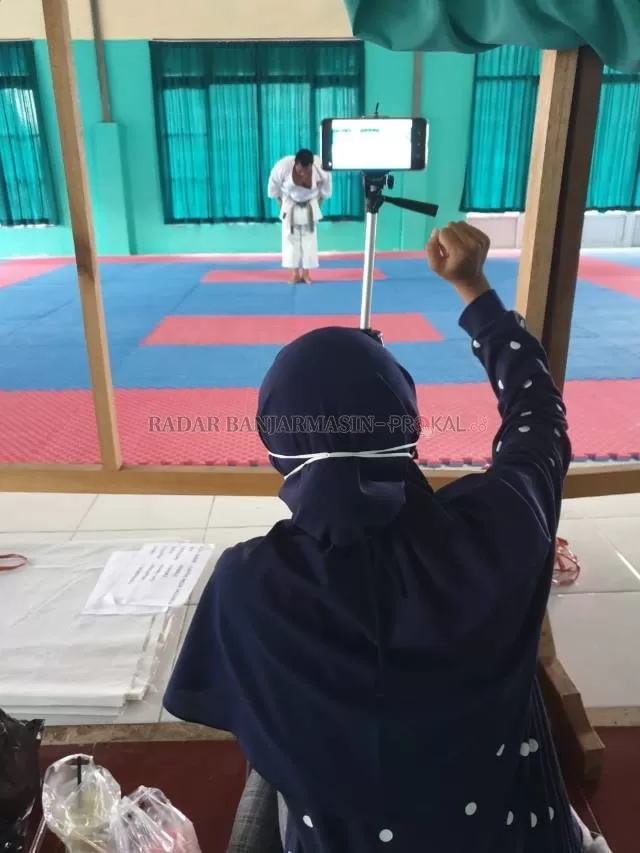 AJANG INTERNASIONAL: Salah satu karateka Lemkari Kabupaten Banjar melakukan pengambilan video gerakan Kata untuk menembus babak penyisihan kejuaraan karate virtual The 2nd International Mae-Female Karate Championship 2021 yang diadakan oleh negara Iran.
