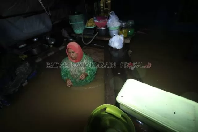 MUSIMAN: Banjir parah menggenangi Kota Banjarbaru beberapa waktu lalu. Pemko Banjarbaru mengklaim menyiapkan anggaran darurat dengan pola BTT sebanyak Rp5 miliar untuk kedaruratan. | Foto: Muhammad Rifani/Radar Banjarmasin