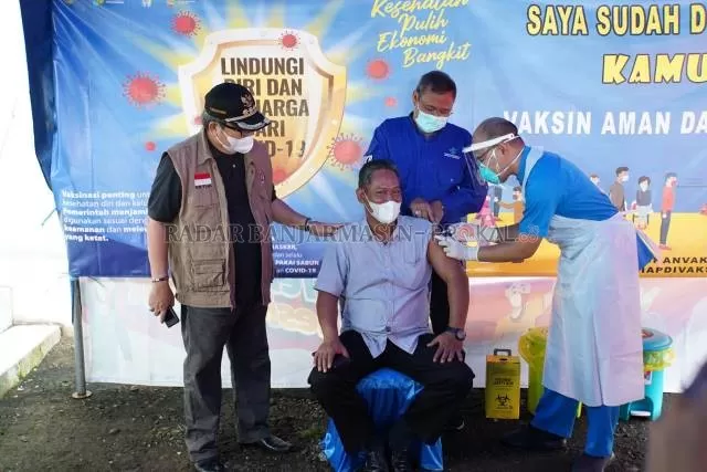 PENCANANGAN: Salah seorang pejabat daerah saat melakukan vaksinasi disaksikan Bupati Balangan, Ansharuddin (kiri). | FOTO: WAHYUDI/RADAR BANJARMASIN.