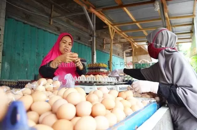DAMPAK BANJIR: Harga telur di Kota Banjarmasin mengalami penurunan karena pasokan yang harusnya dikirim ke Banua Enam dan Tanah Laut terganggu distribusinya.