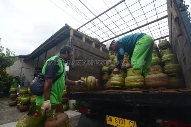PALING DICARI: Operasi pasar yang digelar Disperdagin Banjarmasin, belum lama ini. Tanpa banjir pun, gas bersubsidi kerap langka dan mahal. | FOTO: WAHYU RAMADHAN/RADAR BANJARMASIN