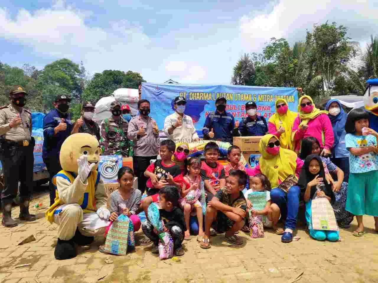 PEDULI : Direktur Utama PT Dharma Lautan Utama Erwin H Poedjono berfoto bersama anak-anak korban banjir usai menyerahkan bantuan