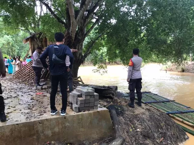 PENCARIAN: Tim gabungan mencari korban yang diduga tenggelam di Sungai Amandit. | FOTO: POLSEK LOKSADO FOR RADAR BANJARMASIN