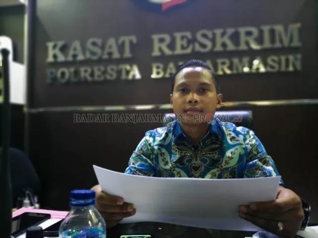 BEBERKAN:  Kasat  Reskrim  Polresta  Banjarmasin  Kompol Alfi  an Tri Permadi saat memberi keterangan kepada wartawan. | FOTO: MAULANA/RADAR BANJARMASIN
