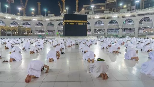 BANYAKYANG RINDU:Jemaah umrahsaat beribadahdi Masjidil Haram,Mekah, akhir Desember silam. Pemerintah Arab Saudi menangguhkan izin masuk ke tanah suci untuk 20 negara. | Foto: REUTERS