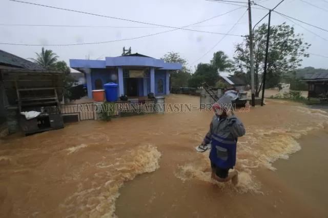 PARAH: Banjir di kawasan sekolahdi Bangkal, Banjarbaru beberapa waktu lalu. Banyak sekolah yang rusak karena terendam banjir. | Foto: MUHAMMAD RIFANI/RADAR BANJARMASIN