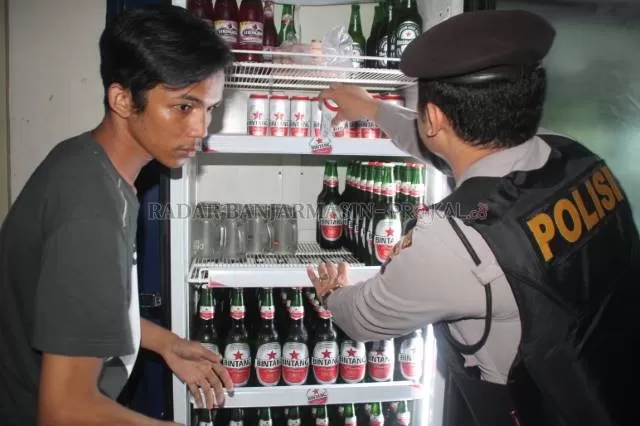 RAZIA MIRAS: Razia tempat perdagangan minuman beralkohol dengan kedok kafe dan depot. | FOTO: MAULANA/RADAR BANJARMASIN