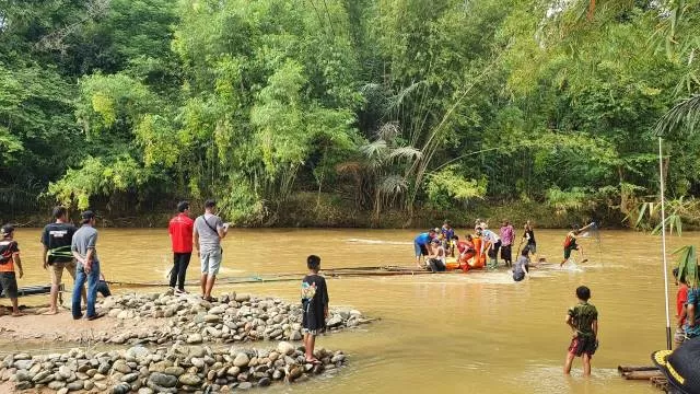 DITEMUKAN : Tim gabungan saat mengevakuasi jasad Tarmiji yang ditemukan di kawasan Sungai Amandit,  tepatnya di Desa Malilingin, Kecamatan Padang Batung. | FOTO: POLSEK LOKSADO FOR RADAR BANJARMASIN