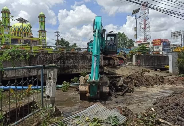 KERUK DAN BONGKAR: Pembongkaran halaman ruko di Jalan Ahmad Yani. Tak hanya membongkar, Sungai Guring juga dikeruk dan dilebarkan. | FOTO: WAHYU RAMADHAN/RADAR BANJARMASIN