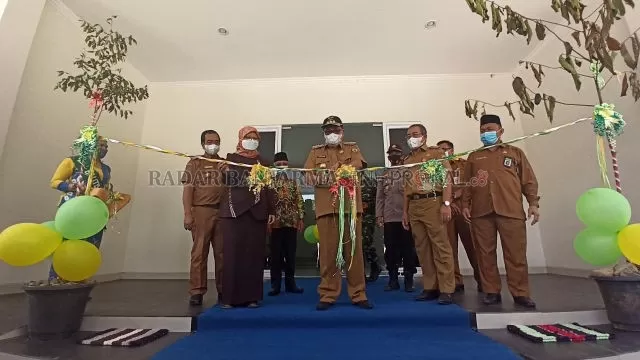 PERESMIAN : Bupati Balangan, Ansharuddin (tengah) menggunting pita tanda diresmikannya gedung pengelola Kebun Raya Balangan. | FOTO WAHYUDI/RADAR BANJARMASIN.